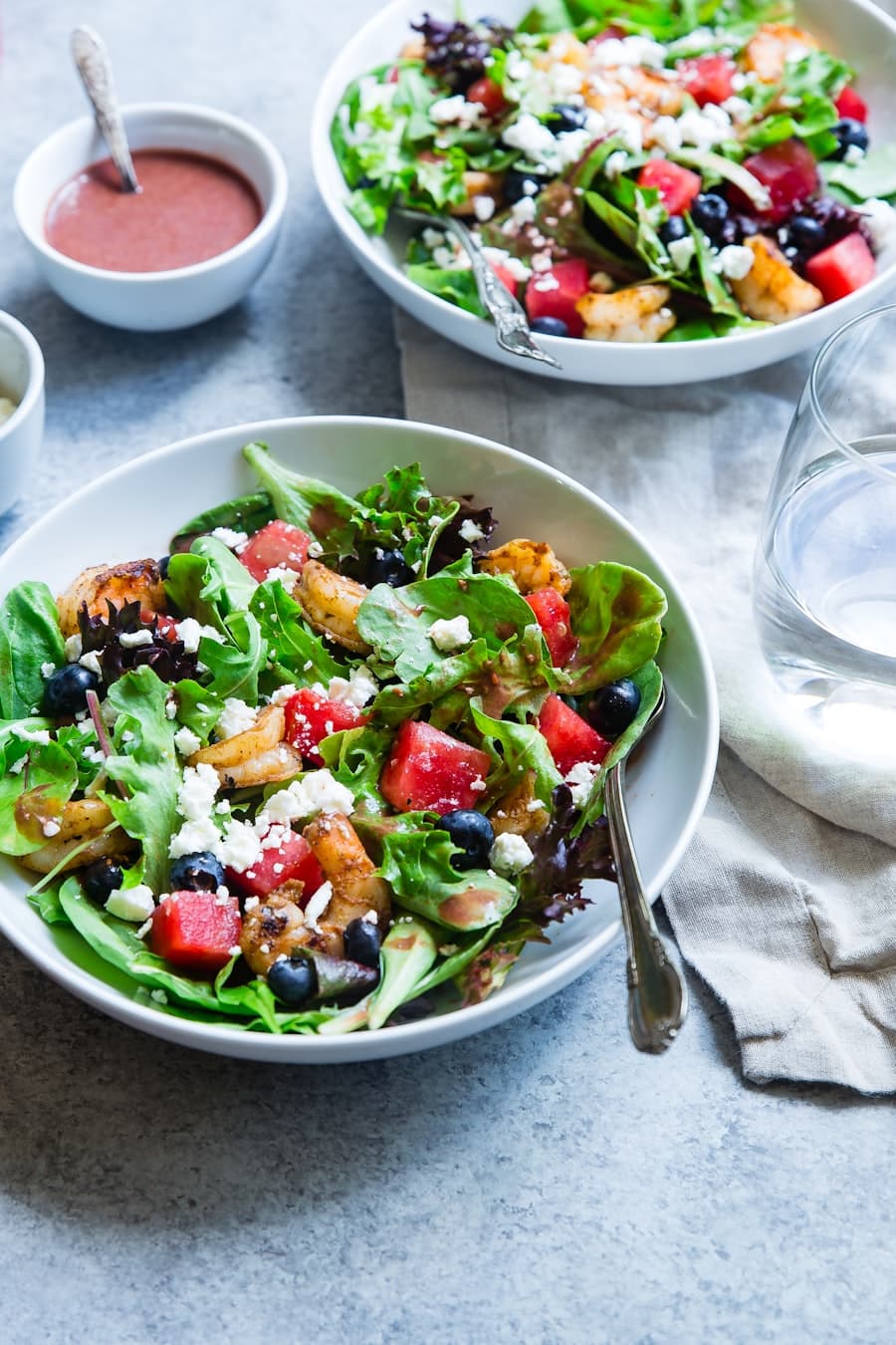 Salada com camarão e melancia