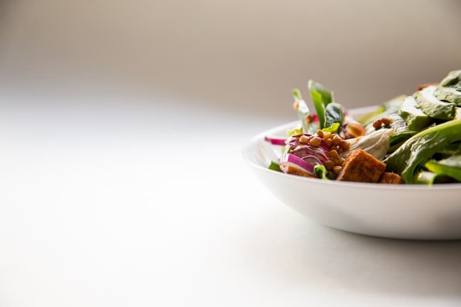 Salada fresca em tigela branca